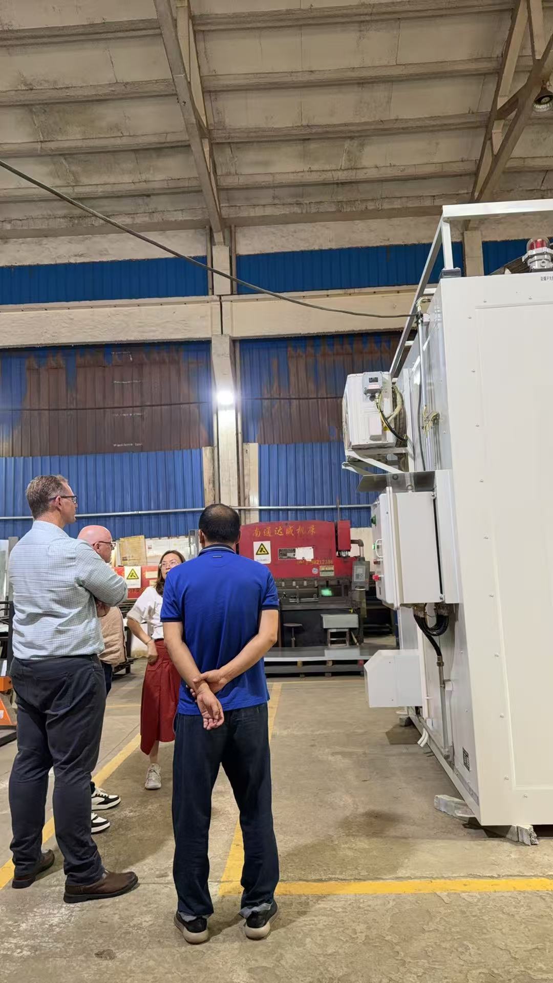 Последние блоги о компании Russian Client Visits Wuxi SUPER Factory to Inspect Hazardous Materials Safety Cabinets — Initial Cooperation Established